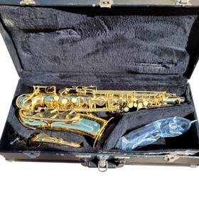 C.g. Conn N137364 Gold Eb Alto Saxophone With Neck Mouthpiece And Case
