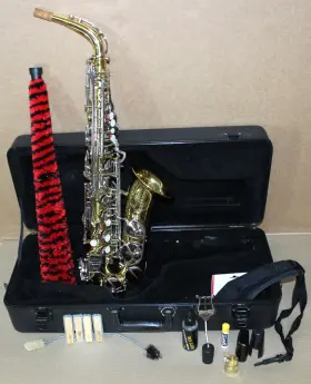 9105631 Conn Student Alto Saxophone 24m Eb With Case And Extras 9105631 Conn Student Alto Saxophone 24m Eb With Case And Extras