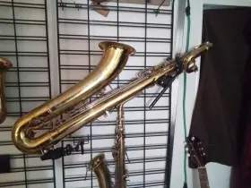 N242143 Conn 1971 Bari Saxaphone Saxophone With Hard Case Vintage Music Instrument Used