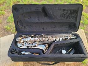 Hawk 1206187 Chrome Student Alto Saxophone With Case Mouthpiece And Other Pieces