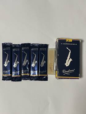 Vandoren Sr214 Alto Saxophone Reeds Strength 4 Box Of 5