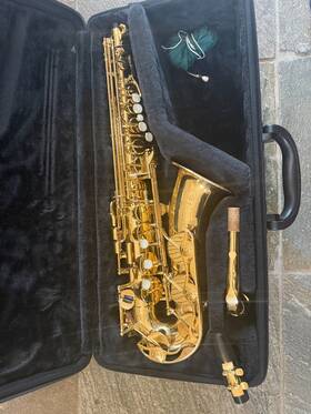 Yamaha Yas-28 Alto Saxophone With Case And Mouthpiece